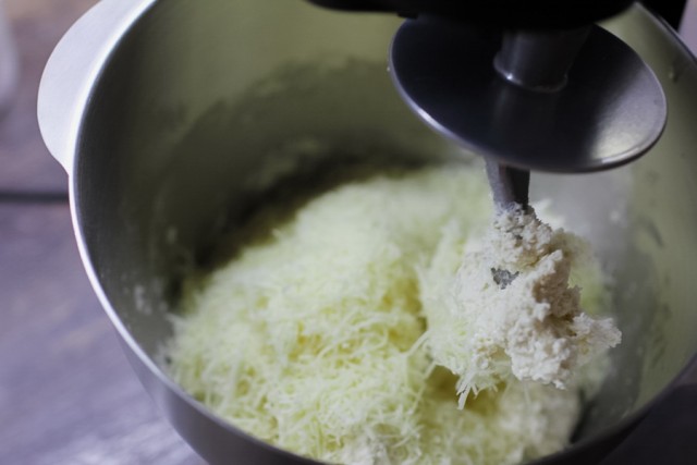 Творожно-сырные колечки с кунжутом