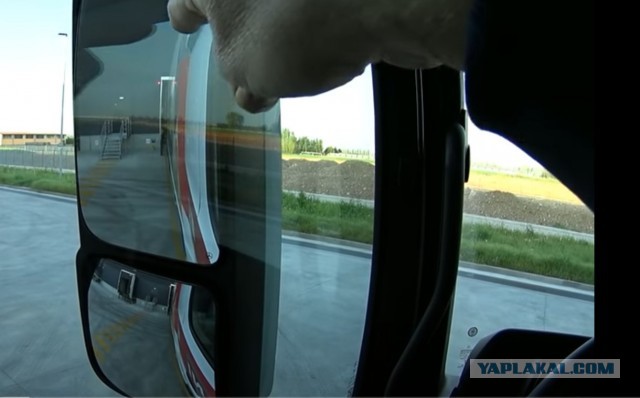 Мать попавших под мусоровоз девочек в момент аварии разговаривала по телефону