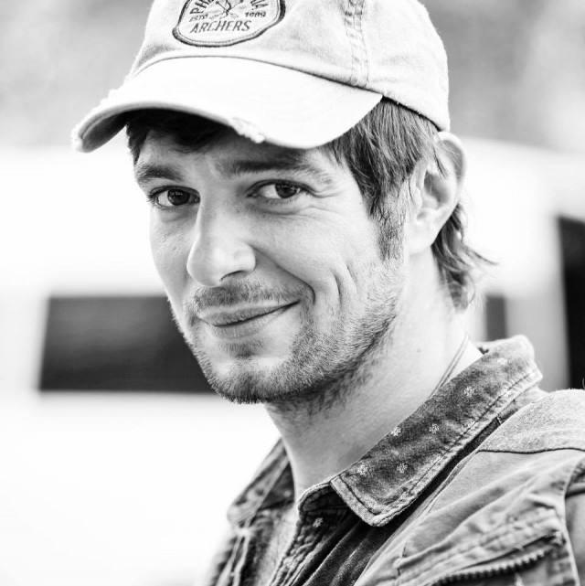 Актёр Павел Баршак попал в столичную больницу с переломом рёбер и травмой груди после драки с преследователем своей подруги