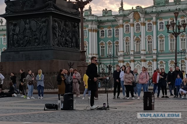 "На заре", На дворцовой