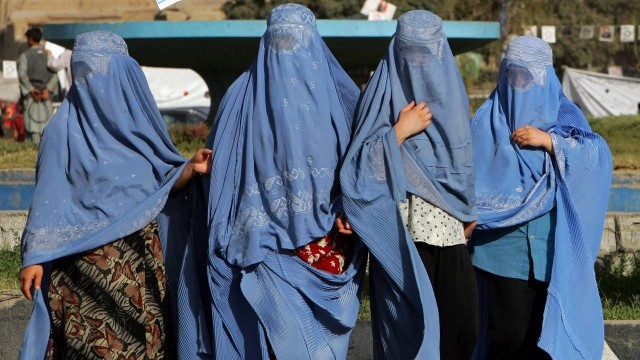 Талибы (запрещены в РФ) будут забивать женщин камнями за прелюбодеяние