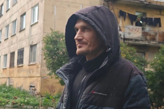 Отца убитой девочки из Нижнего Тагила задержала полиция. Он пытался напасть с ножом на убийцу своей дочери, когда силовики доставили его к месту преступления