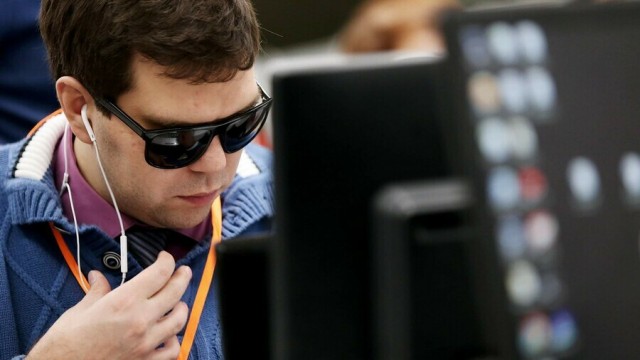Илон Маск собирается в течение года вернуть слепым зрение