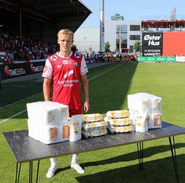 40 пакетов овсянки, 100 яиц, 20 литров молока и стол получил в награду хавбек «Брюне» Квигстад, признанный лучшим в матче с «Викингом»