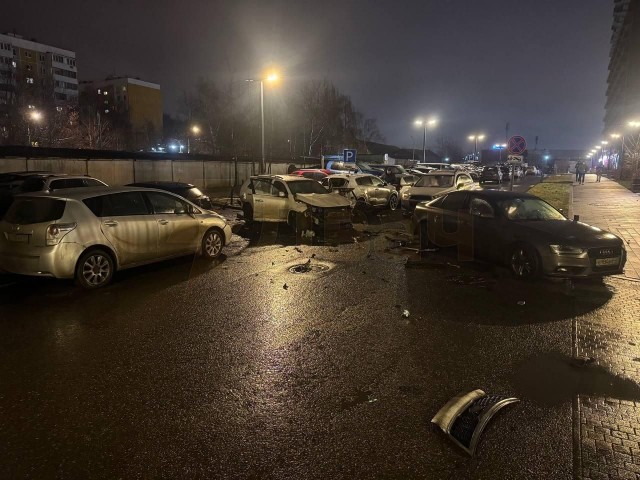 В Орехово-Борисово на парковке взорвался автомобиль.