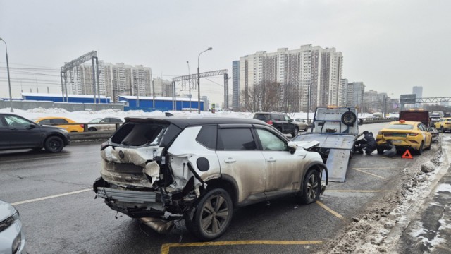 На Дмитровском шоссе Lexus уходил от погони и протаранил 14 машин