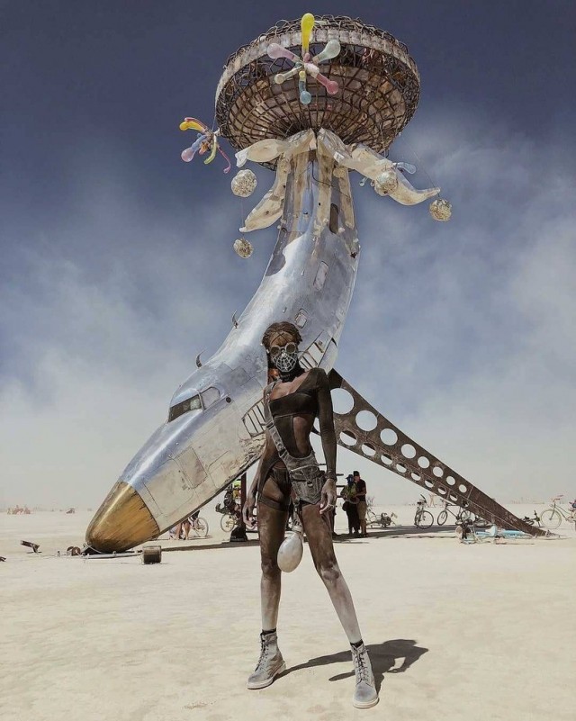 В пустыне Burning Man появилась гигантская сломанная Эйфелева башня