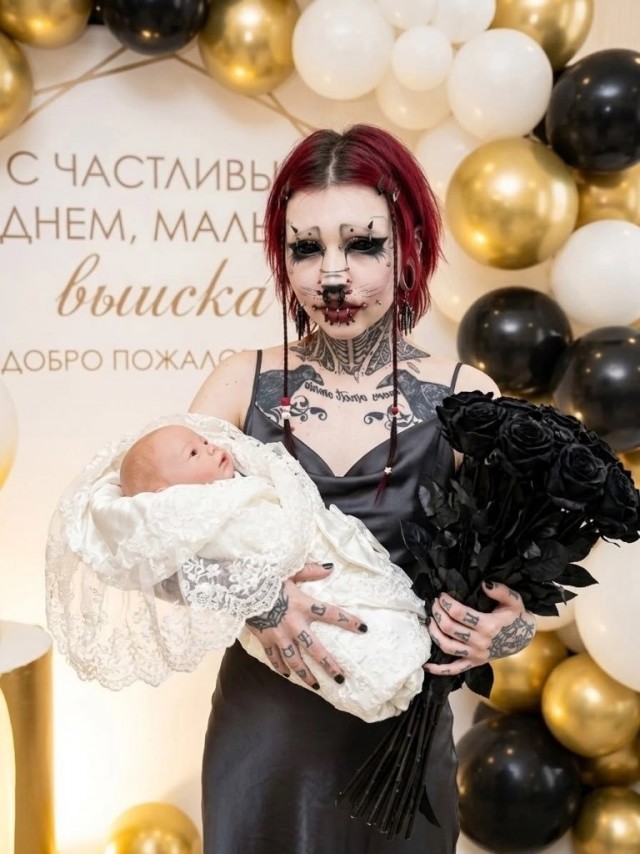 Тяночка с "атмосферными" татуировками и незамысловатом костюмом