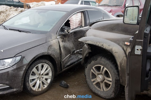 Маршрутные войны? "Патриот" с разгону влетел в VW Passat CC на конечке 32 маршрута