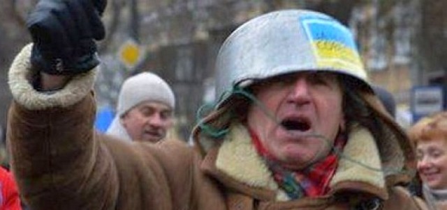 Первый пассажирский поезд на Крымском мосту