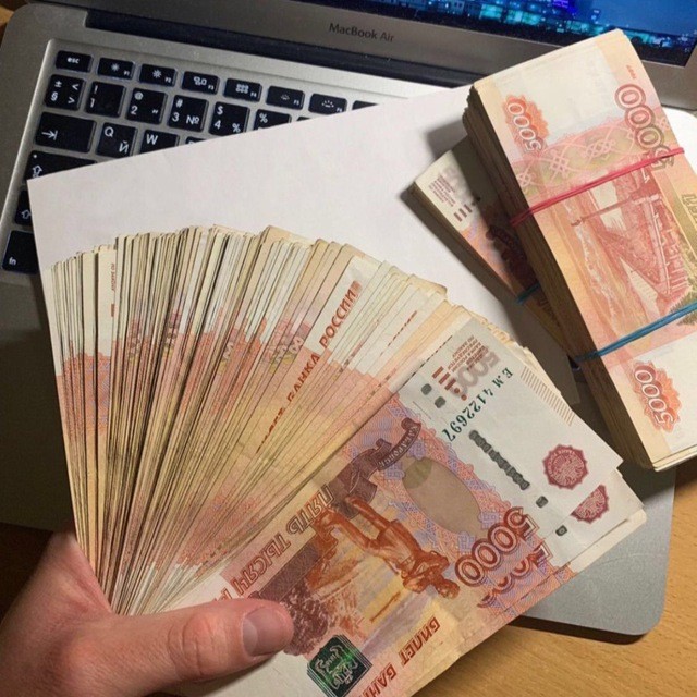 Группа экономистов предложила раздать деньги россиянам просто так