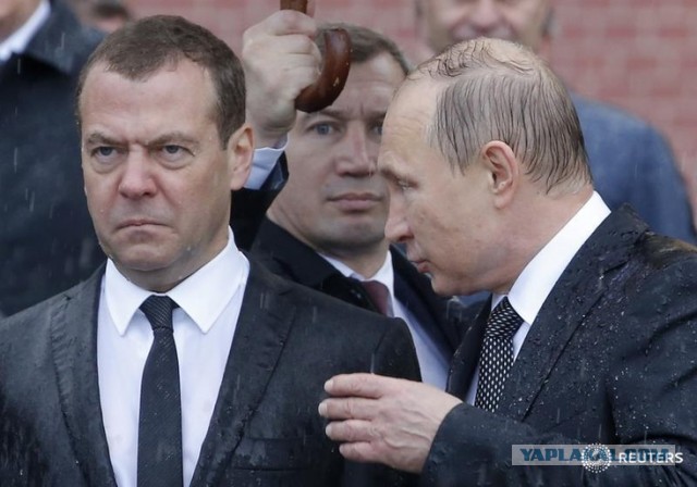 Медведев - главный кандидат в преемники Путина - политолог.