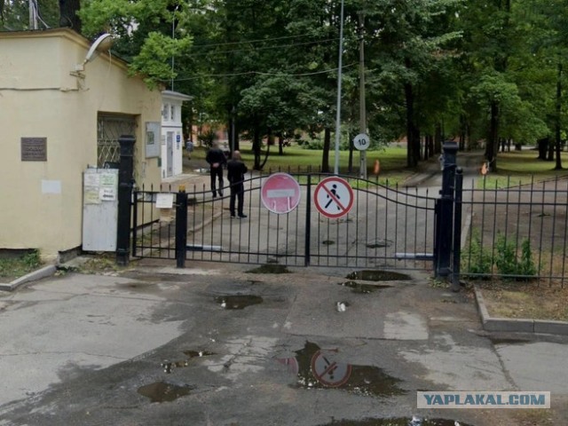Пациентам вход запрещен. Как в больнице им. Семашко охрана регулирует самотек