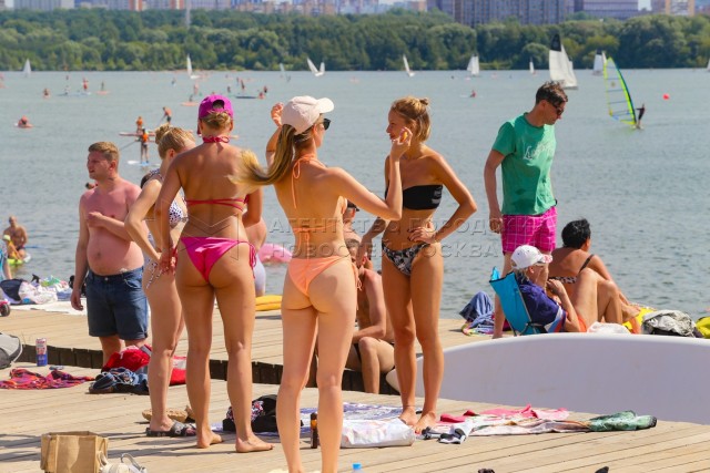 Lexus прокатился по зоне, предназначенной для пешеходов