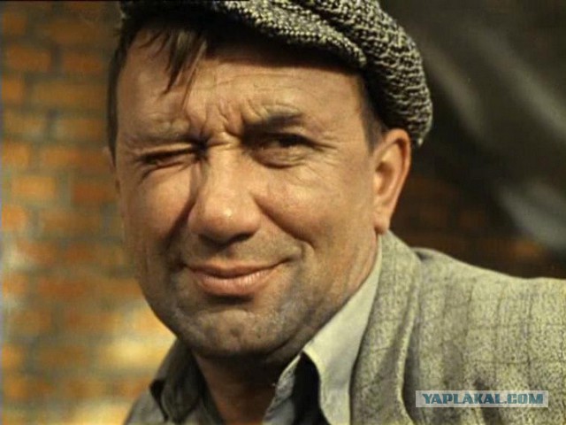 Жесткие переговоры с бабушками у подъезда