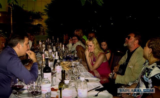 БГ поет в метро