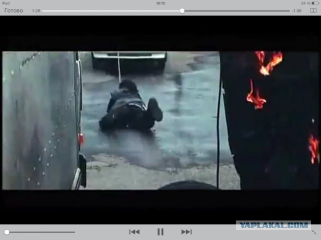 Брюс Уиллис нервно курит в сторонке.