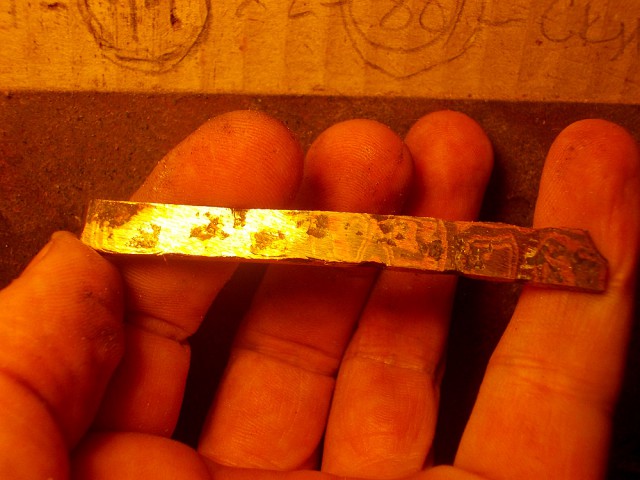 Обручальное кольцо из меди и железа.