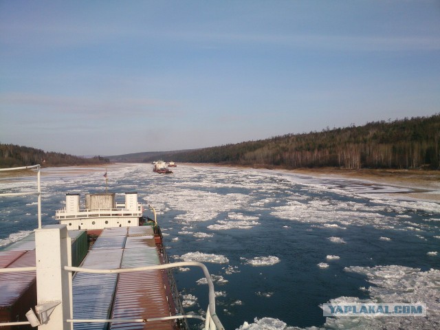 Подъём судна на льду.