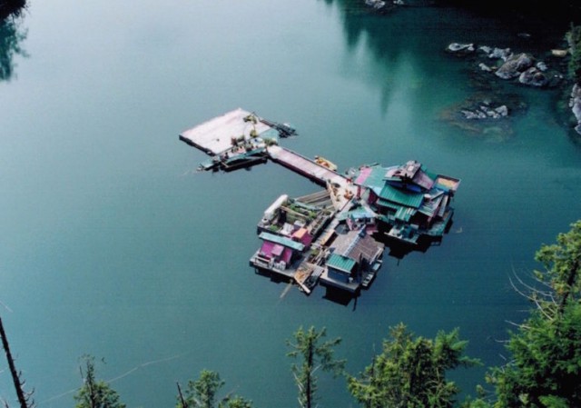 Семейная пара из Канады построила плавучий дом-остров весом в 500 тонн