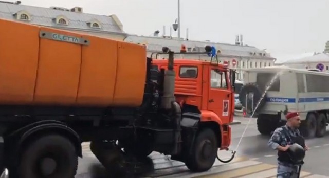 Уже более 200 человек задержали на шествии в поддержку Ивана Голунова на Чистопрудном и Цветном бульварах в Москве