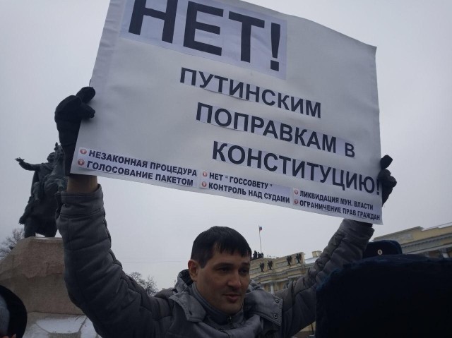 На Сенатской площади в Петербурге проходят задержания активистов, вышедших на пикеты против поправок в Конституцию