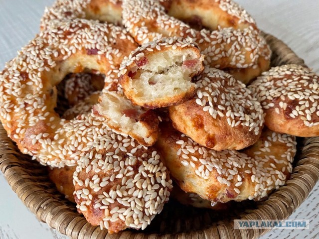 Творожно-сырные колечки с кунжутом