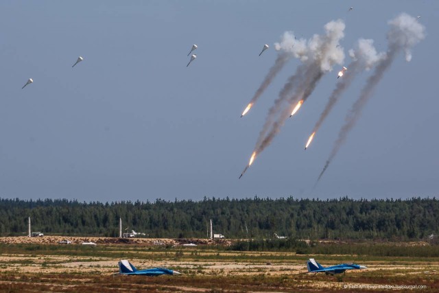 Применение бомбардировщиком Су-34 бетонобойной бомбы БетАБ-250.