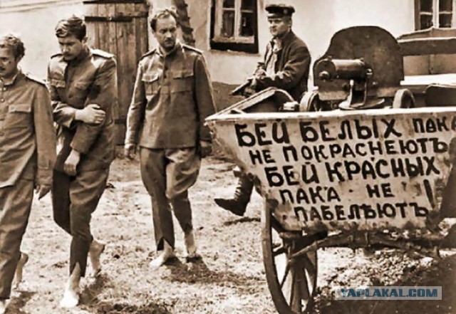 Полицейские Миннеаполиса заливает перцовкой негров