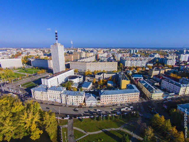 В Архангельске дом сошел со свай.