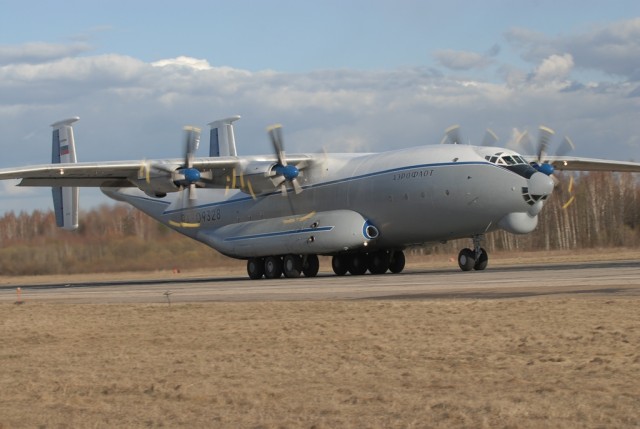 Самолет АН124 "Волга-Днепр" Антонов в Лондоне. Посадка. Взлет