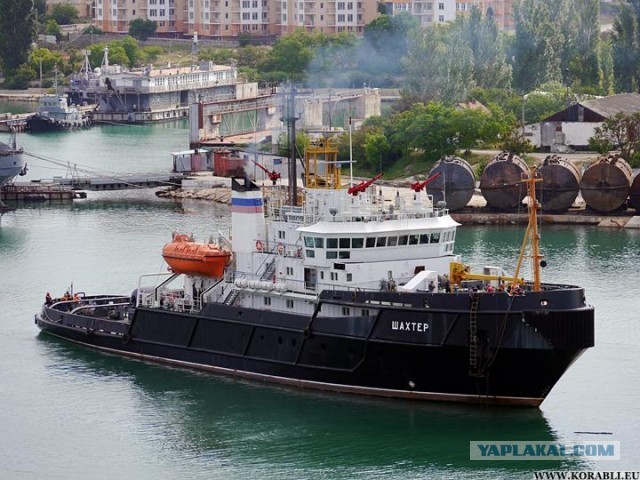На кадрах добровольная сдача в плен украинских военных на острове Змеиный