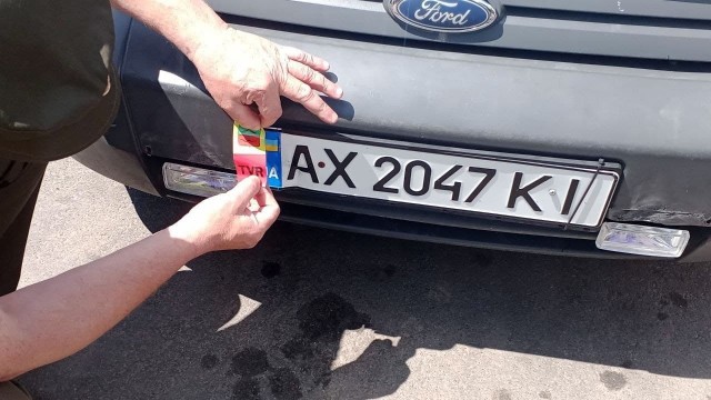 В Херсонской и Запорожской областях переводят машины на российские номера