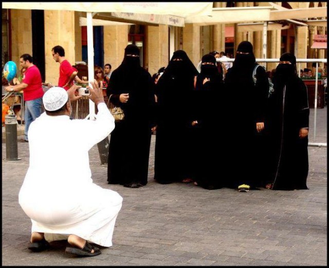 Президент Таджикистана подписал закон о запрете ношения «чуждой одежды»