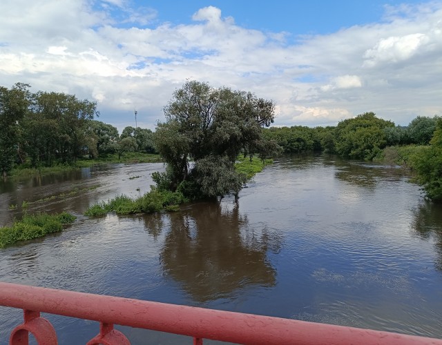 В Челябинске начали водосброс на дамбе