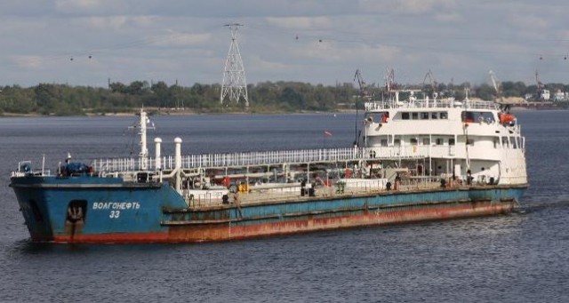 Жители Краснодарского края спасают птиц, попавших в мазут после крушения двух танкеров «Волгонефти»