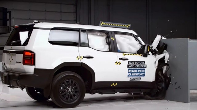 Toyota Land Cruiser 2026 неожиданно провалил новый краш-тест IIHS — и проблема оказалась не в водителе, а во втором ряду