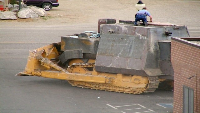 В Пенсильвании выпивший мужчина разозлился из-за желания супруги развестись и решил разделить огромный дом с помощью экскаватора