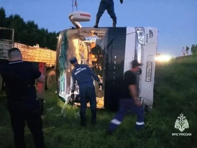 Автобус с 46 пассажирами перевернулся в Татарстане