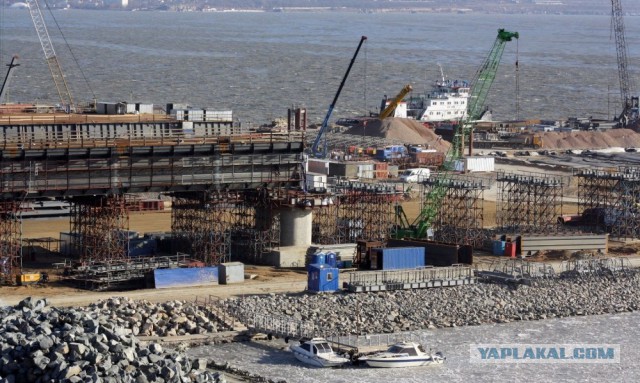 Возведение Крымского моста продолжается в ледоход