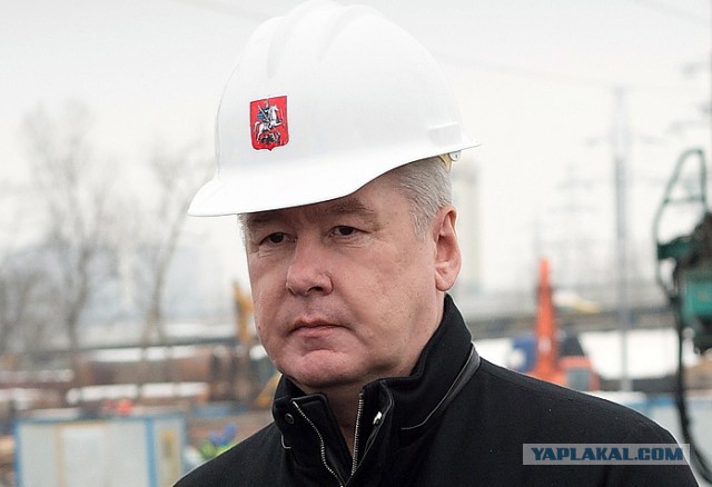 В Южно-Сахалинске окна жильцов барака закрыли баннером с изображением красивой новостройки