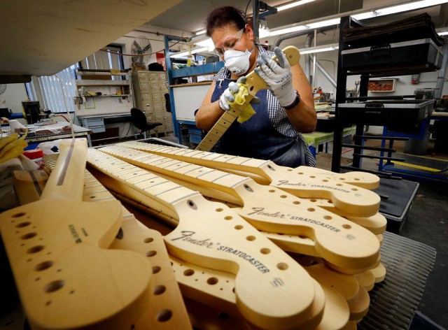 Как делают знаменитые гитары Fender Stratocaster.