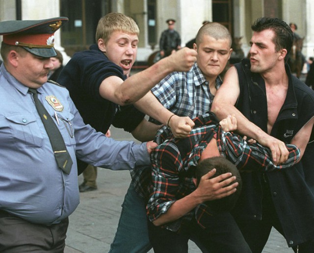 Погромы в центре Москвы во время ЧМ-2002. Почему жгли машины и били милицию?
