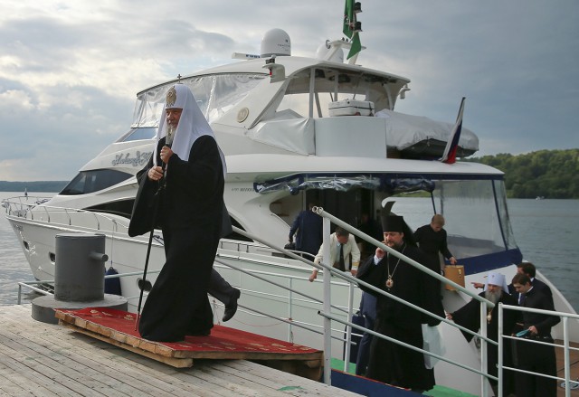 Российский батюшка попросил холодильник, машину и оплатить автошколу