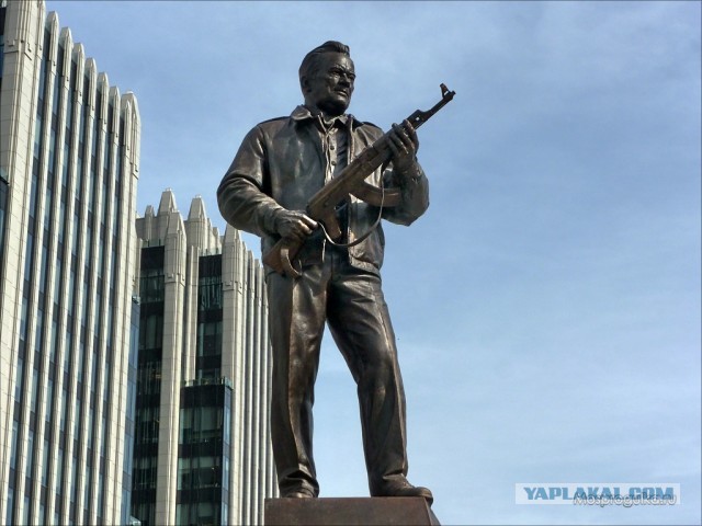 Очередной недовольный памятником Калашникову