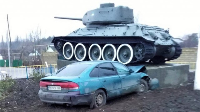 В Словакии водитель BMW не справился с управлением и въехал в памятник советской самоходной артиллерийской установке СУ-100