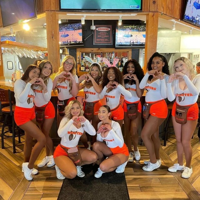 Сексуальные официантки Hooters