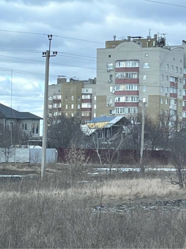 Жительница Белгорода пожаловалась властям на дом, на крыше которого виднелся огромный украинский флаг