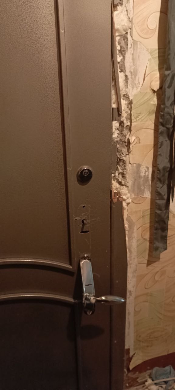 Бродят по городам Донбасса и мародёрят по квартирам, взламывая замки.