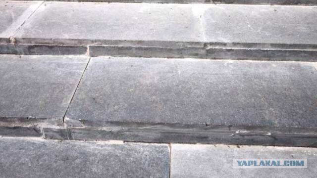 Лестницу в Черновцах отремонтировали гранитом с надгробий